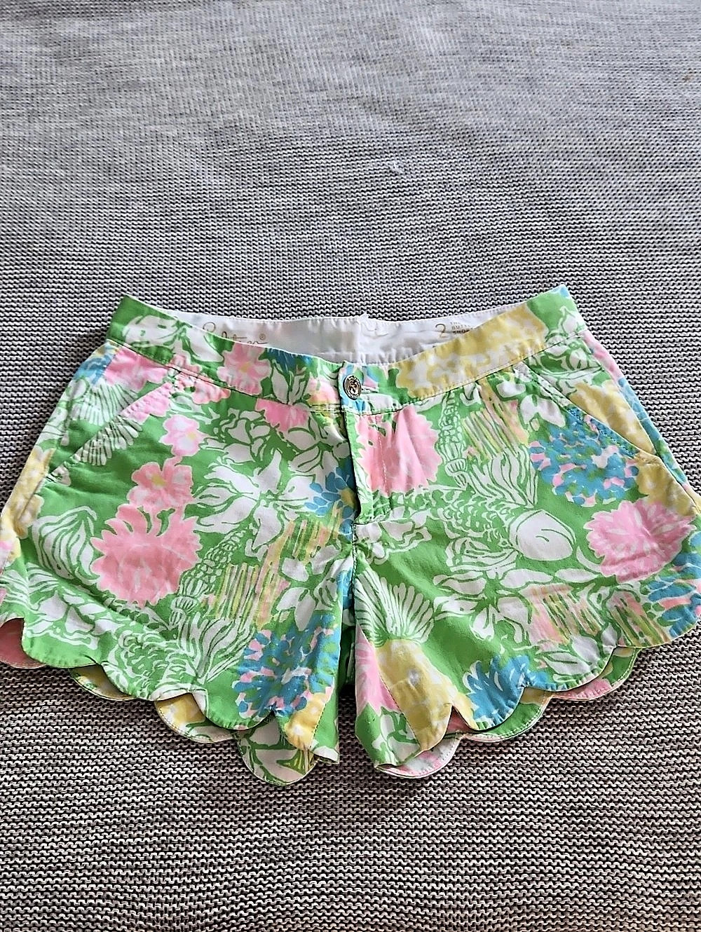 Lilly Pulitzer Floral Scallop Shorts Size 2 Like New